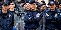 Beş polisin evine baskın