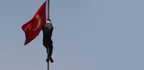 Bayrak indirmenin perde arkası aralandı