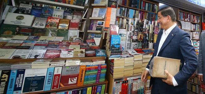 Davutoğlu, İstanbul'da sahafları gezdi kitap aldı