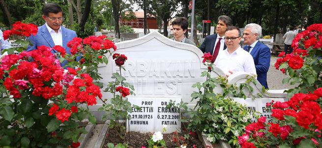 Davutoğlu'ndan Erbakan'a vefa ziyareti