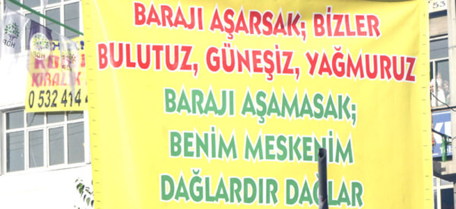 HDP mitinginde açılan pankarta büyük tepki!