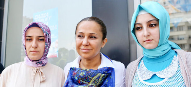 CHP'li kadınlardan AK Partili kadınlara skandal hareket!