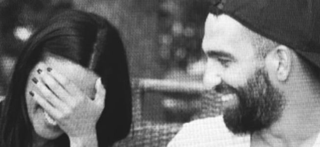 Aslıhan Doğan, Arda Turan'a aşkını kumlara yazdı