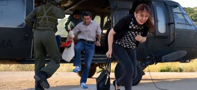Görevliler ve oy pusulaları helikopterle taşındı