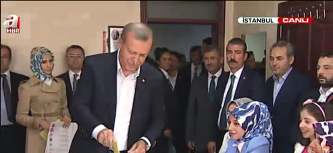 Cumhurbaşkanı Erdoğan İstanbul'da oyunu kullandı