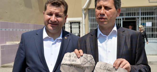 Oy kullanma kabinlerine bunu yazdılar!