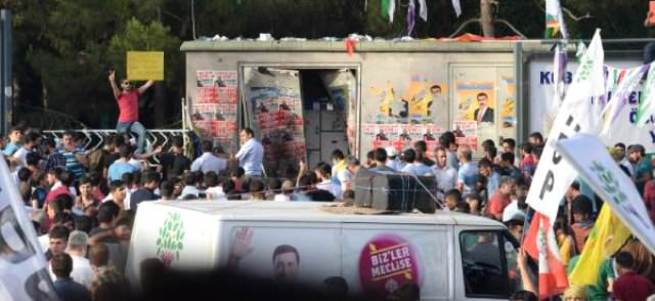 Mitinge bombalı saldırı küresel provokasyon