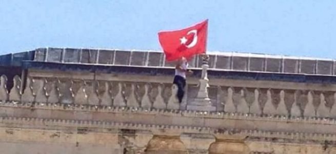 Mescid-i Aksa'ya Türk bayrağı asıldı