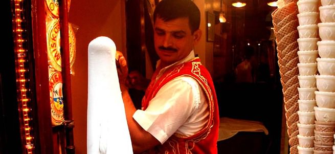 Dondurmayı ateşte pişirerek servis ediyor