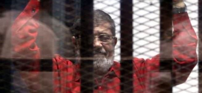Mursi, 'ilk kez idam mahkumu kıyafetiyle' mahkemede