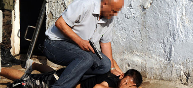 Uyuşturucu almaya gelen oğlu gasp ettiler, babayı rehin aldılar