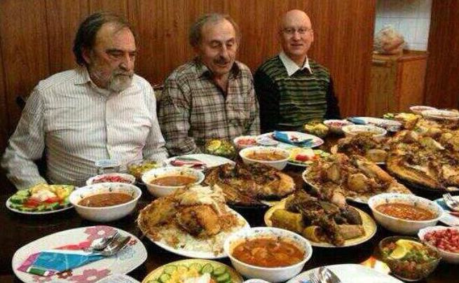 Fethullahçı yazarın zengin iftar sofrası
