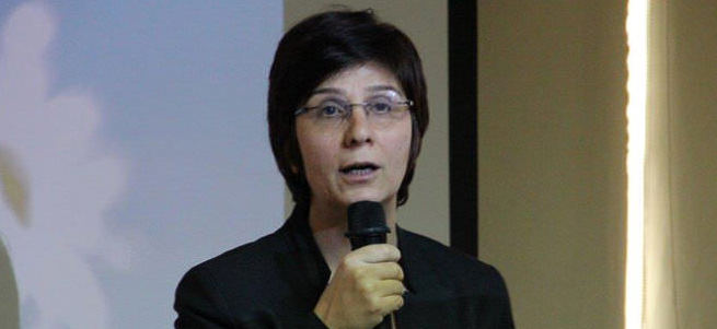 Kafasına esene dava açıyor