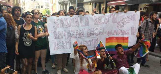 LGBT yürüyüşünde kutsala saygısızlık