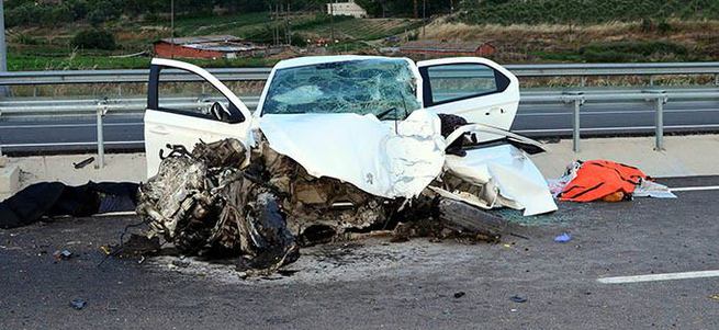 Otomobil yön levhasına çarptı: 3 ölü
