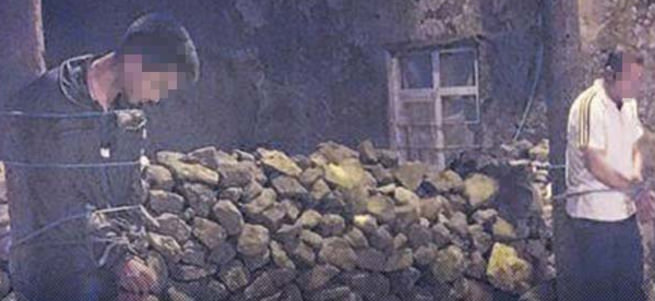İnsan tacirlerini bağlayıp teşhir ettiler