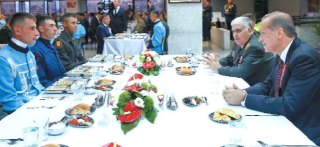 Erdoğan'dan Muhafız Alayı’nda tabldotla iftar