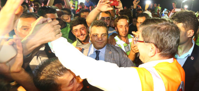 Davutoğlu'ndan işçilere nikah şahitliği ve toplu nikah sözü