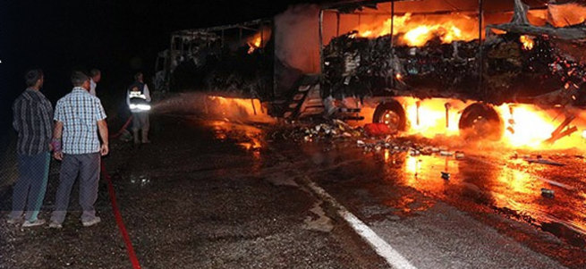 Ağrı'da PKK yol kesip araç yaktı