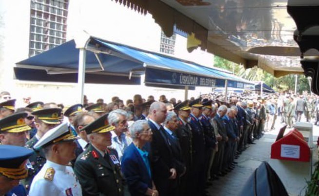 Tahsin Şahinkaya'nın cenazesinde dikkat çeken çelenk