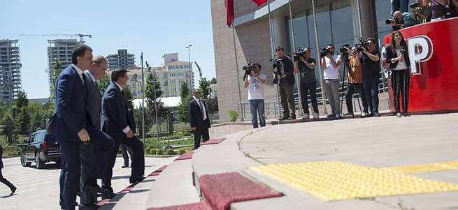 Davutoğlu CHP Genel Merkezi'nde