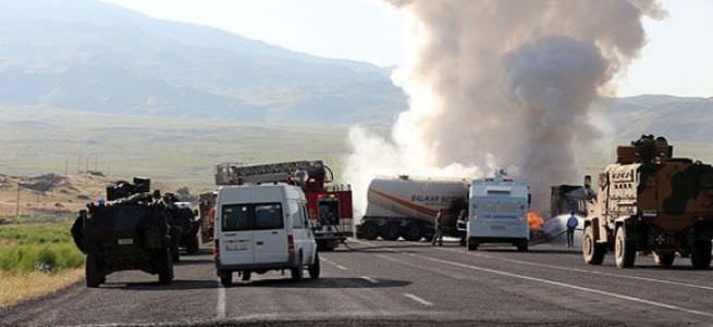 Ağrı'da teröristler yol kesti