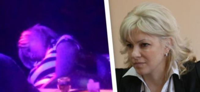 Bakan yardımcısının bu hali görevinden aldırdı