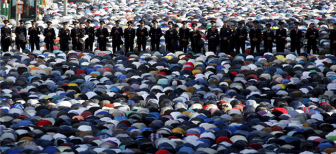 Polis kordonunda namaz