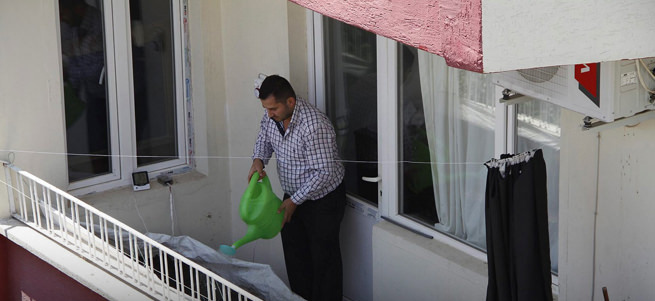 Balkonda 70 bin tane solucan besliyor!
