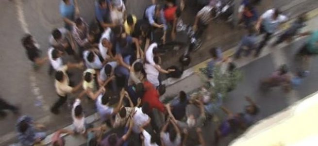 Çantasından DAEŞ flaması çıkan kişiye linç girişimi