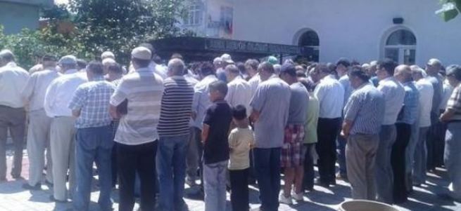 Acılı baba onları cenazeden kovdu