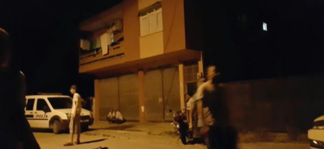 Babasını ve kardeşini vurup yeğenini rehin aldı