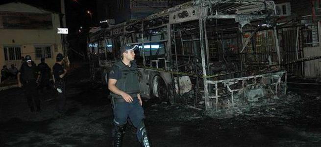 İzmir'de otobüse molotoflu saldırı