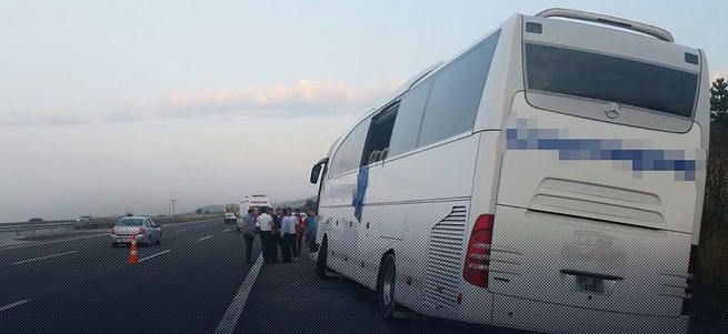 Yolcular camlardan atladı