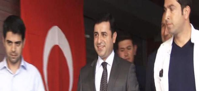 Selahattin Demirtaş'a Tabipler Odası çıkışında protesto