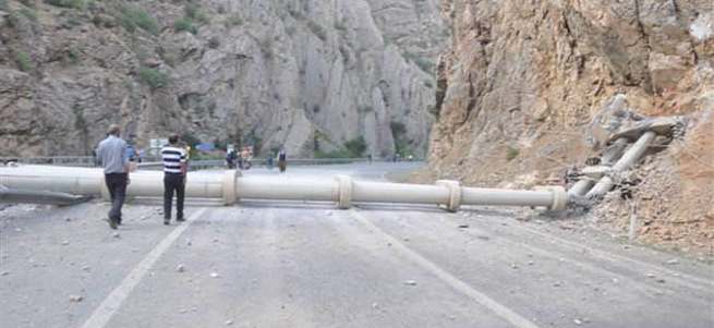 PKK'lılar Hakkari-Çukurca yolunu ulaşıma kapattı
