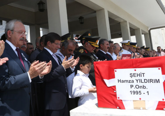 Başbakan Davutoğlu, şehit askerin cenaze törenine katıldı