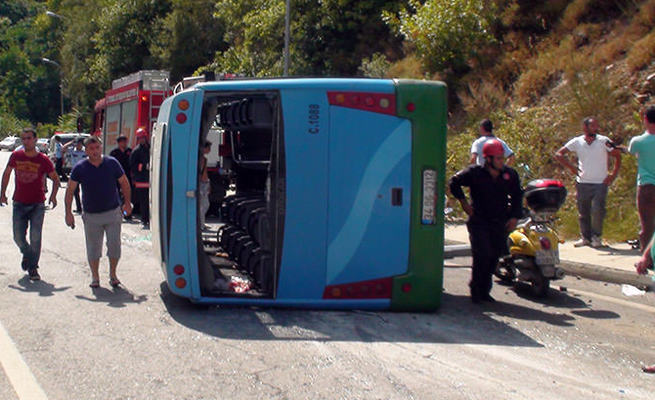 İstanbul'da halk otobüsü devrildi
