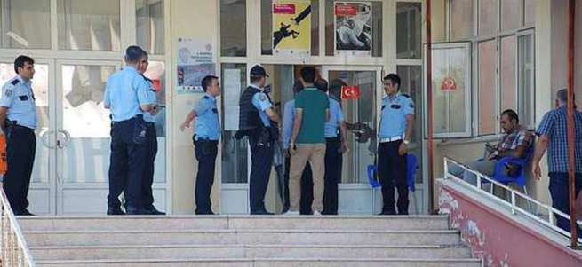 Emniyet Müdürlüğü'nü gözetleyen 2 PKK'lı tutuklandı