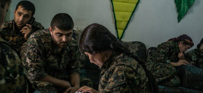 YPG gösteriyor, ABD vuruyor