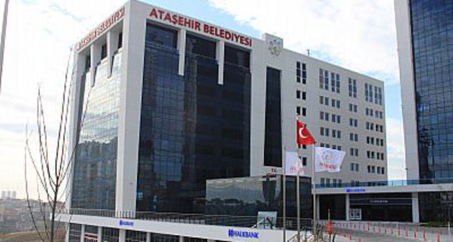 Ataşehir Belediyesi önünde silah sesleri!