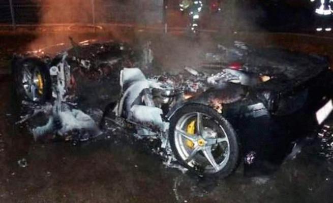 Yeni modelini almak için Ferrari'sini yaktırdı