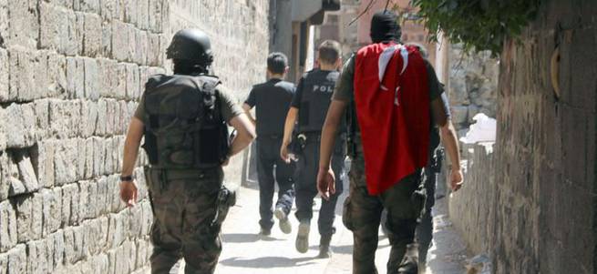 Diyarbakır'da Türk bayraklı operasyon