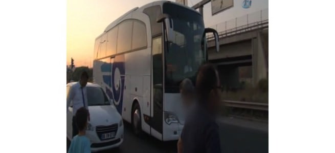 Şoför yol ortasında otobüsü bırakıp kaçtı