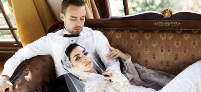 Balayı tatiline şarkılar söyleyerek çıktılar