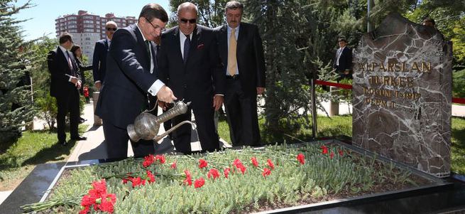 Davutoğlu Alparslan Türkeş’in mezarını ziyaret etti