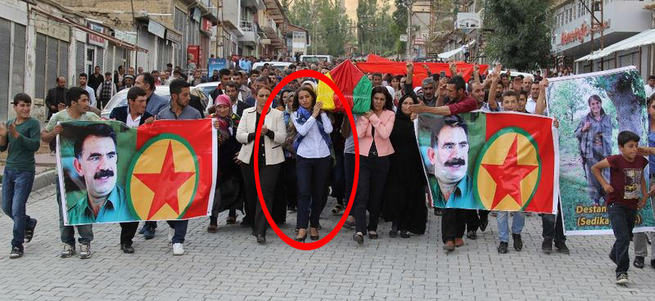 HDP'li vekil Tuba Hezer teröristin tabutunu taşıdı