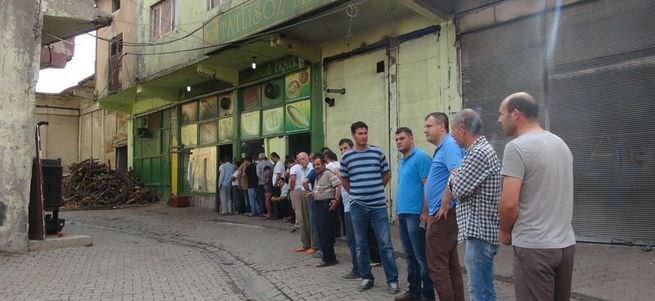 Cizre'de uzun ekmek kuyrukları oluştu