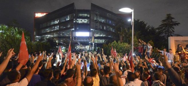 Hürriyet'in önünde Ülkücü yemini edildi