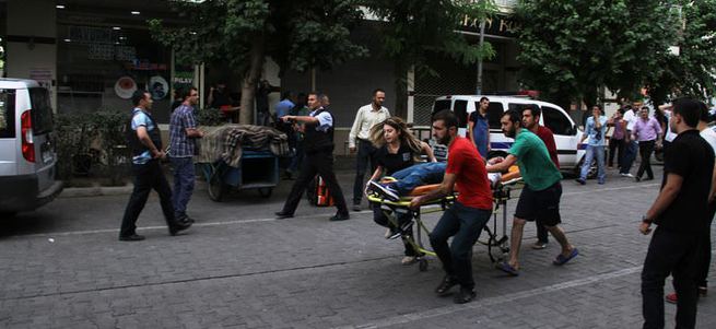 Diyarbakır'da çorba içen polislere saldırı: 3 polis yaralı